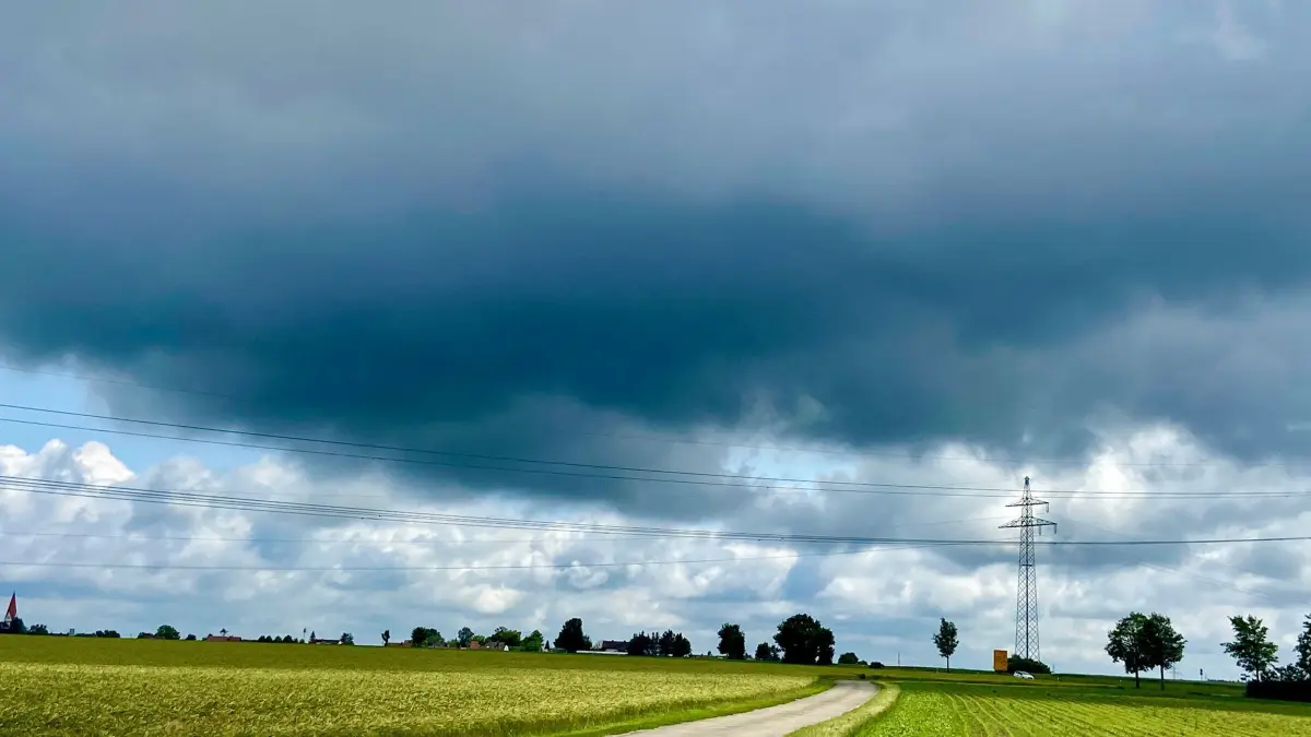 Hochwasser 2024 Wetter Dunkler Himmel über Holzschwang