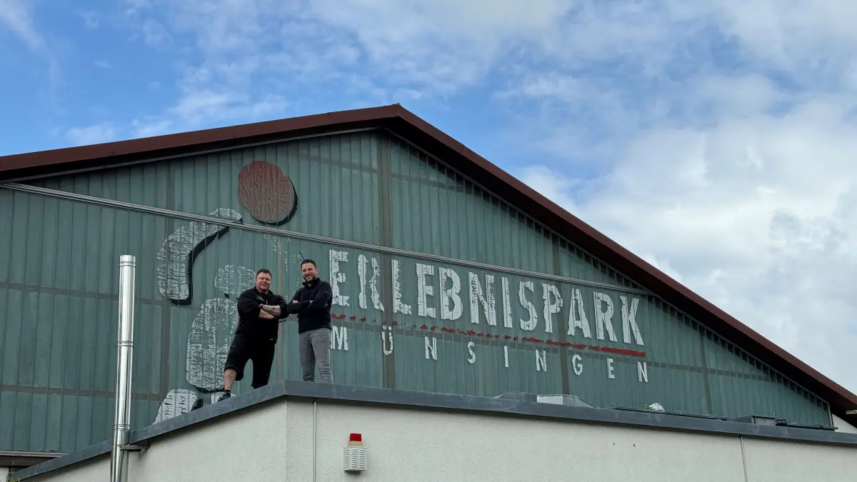 Ein letztes Foto vor der Erlebnispark-Fassade. Dort wird bald der Kinderland-Schriftzug zu sehen sein. Jetzt aber laden Christopher Flitsch (links) und Georgios Kuklas erst einmal zum Public Viewing mit Party ein.