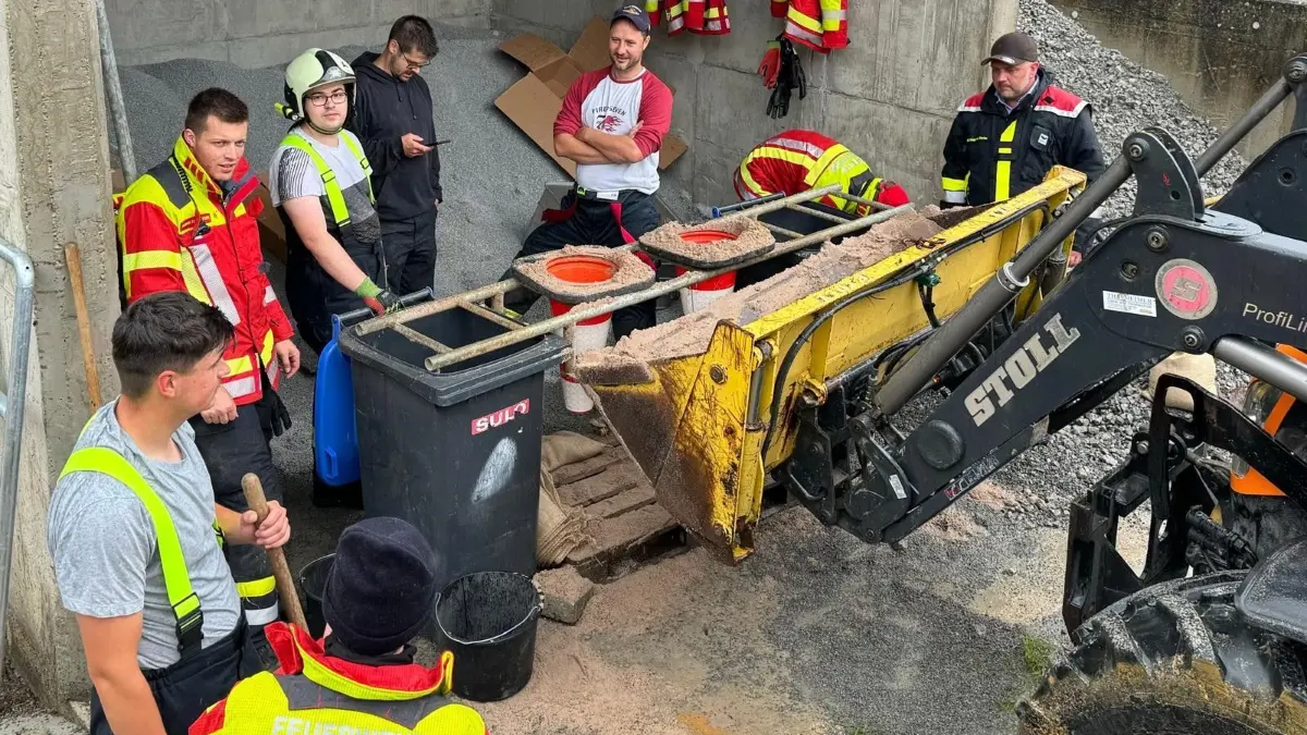 Sandsäckefüllen bei der Feuerwehr Obersontheim