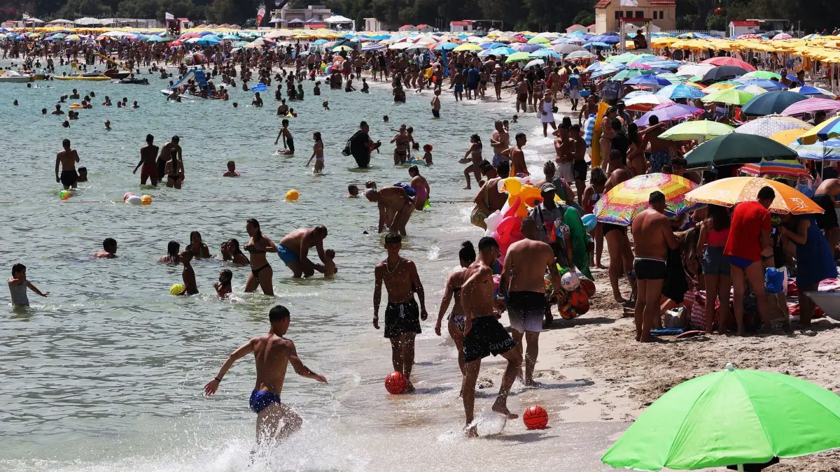 Strand in Italien: ARCHIV - 16.07.2023, Italien, Palermo: Zahlreiche Menschen sind am Strand von Mondello auf Sizilien zu sehen. (zu dpa: «Italiens Tourismus verzeichnet 2023 Rekordhoch») Foto: Alberto Lo Bianco/LaPresse via ZUMA Press/dpa +++ dpa-Bildfunk +++