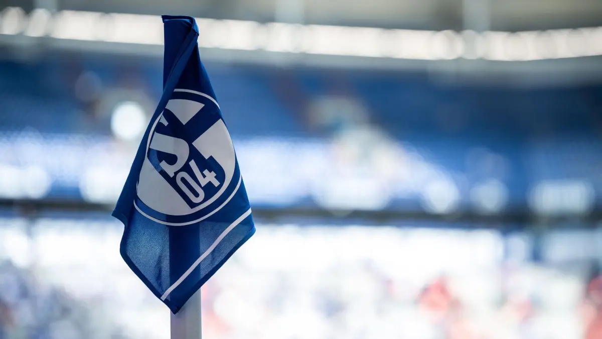 FC Schalke 04: ARCHIV - 25.08.2023, Nordrhein-Westfalen, Gelsenkirchen: Fußball: 2. Bundesliga, FC Schalke 04 - Holstein Kiel, 4. Spieltag, Veltins Arena. Das Logo des FC Schalke 04 ist auf der Eckfahne zu sehen. Schalke verpflichtet laut eines Medienberichts Stürmer Remmert aus Osnabrück. (zu dpa: ««Bild»: Schalke holt Nachwuchsstürmer Remmert aus Osnabrück») Foto: Fabian Strauch/dpa +++ dpa-Bildfunk +++
