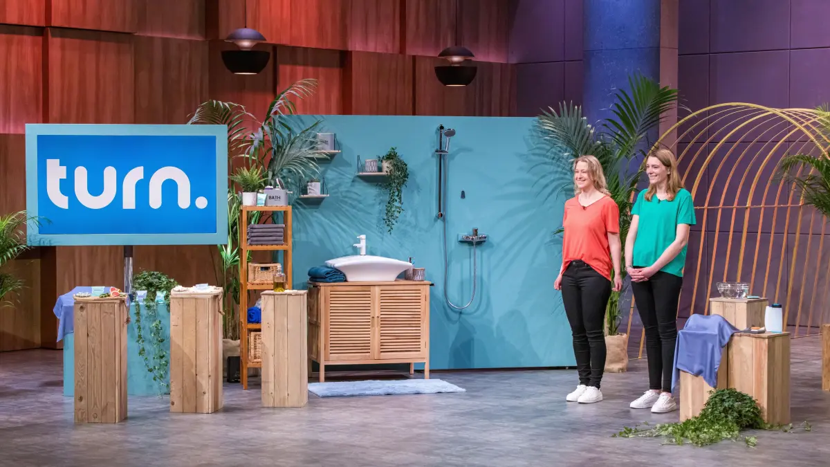 Katharina Geißel (l.) und Claudia Klemmer (r.) pitchen am 10.06.2024 bei „Die Höhle der Löwen“ nachhaltige Duschprodukte.