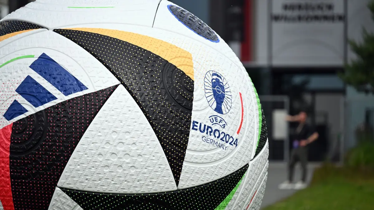 Nationalmannschaft in Herzogenaurach: 04.06.2024, Bayern, Herzogenaurach: Fußball: Nationalmannschaft, nach dem EM-Test gegen die Ukraine, Ein übergroßer EM-Spielball steht vor dem Medienzentrum in der Adidas-Zentrale. Foto: Federico Gambarini/dpa +++ dpa-Bildfunk +++