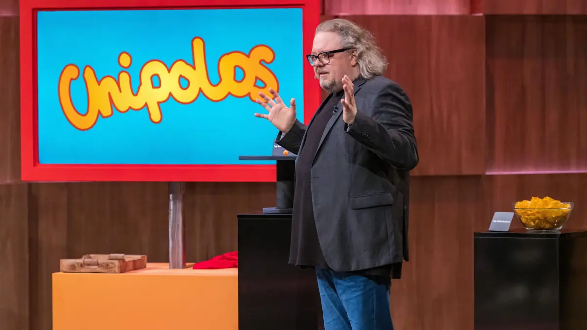 Igor Bukin präsentiert in der letzten Folge der 15. Staffel Chipolos.