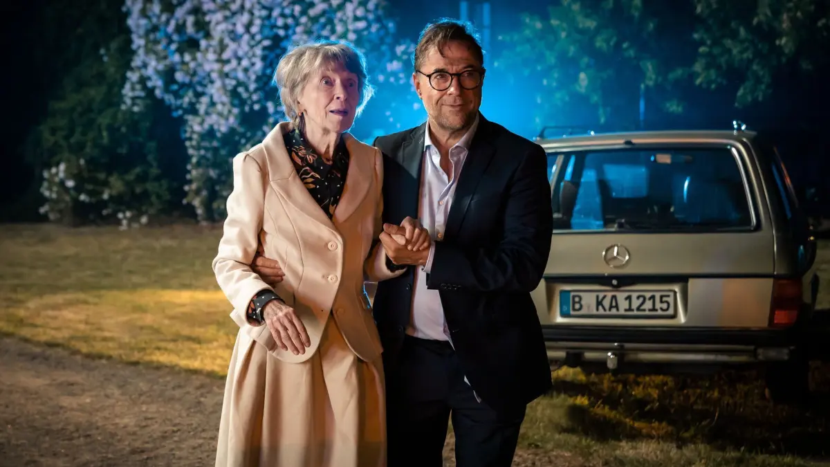 Anwalt Vernau (Jan Josef Liefers) soll Hüthchen (Carmen-Maja Antoni) aufsuchen, als diese plötzlich Tatverdächtige in einem Mord wird.