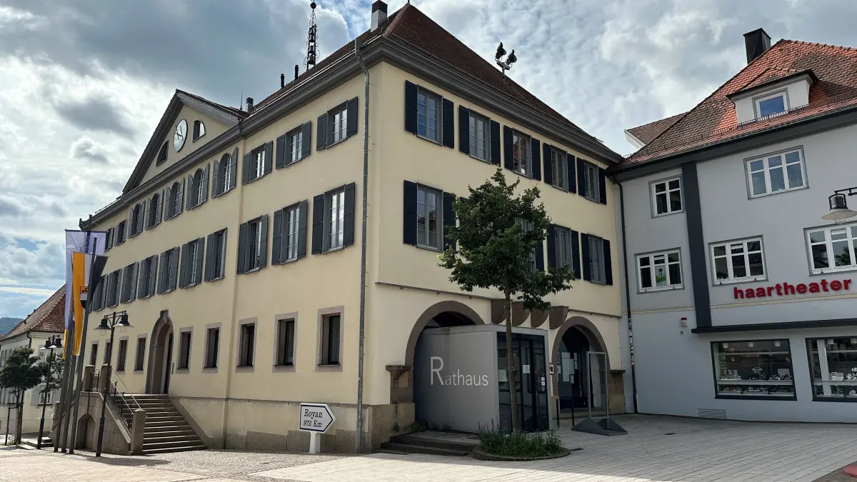 Im Balinger Rathaus werden nun vor allem in der Kämmerei die Köpfe heiß laufen. Das Tübinger RP will Sparpotenziale präsentiert bekommen.