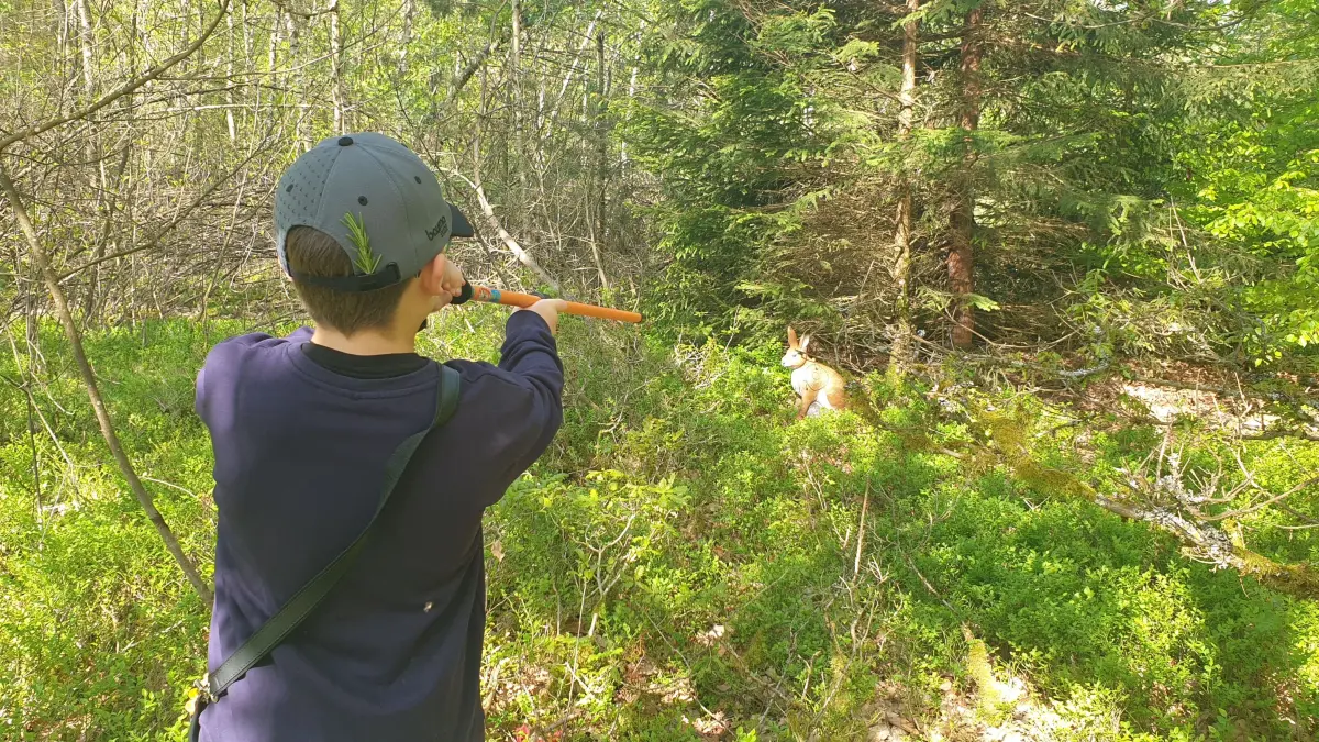 Beim Blasrohrschießen muss unter anderem im Wald auf ein Tiermodell geschossen werden.