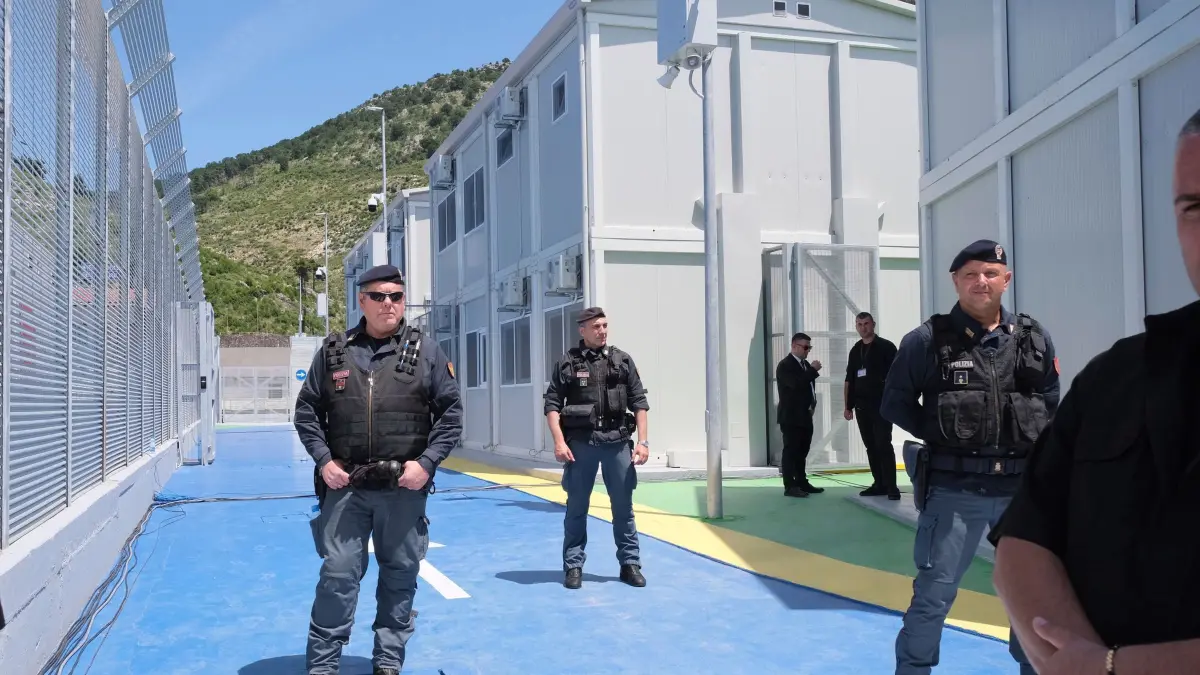 Ministerpräsidentin Meloni besucht Albanien: 05.06.2024, Albanien, Shenjin: Polizisten bewachen ein Aufnahmezentrum für Migranten am Hafen von Shenjin im Nordwesten Albaniens. Die italienische Ministerpräsidentin Meloni reist nach Albanien, um dem Land für seine Bereitschaft zu danken, Tausende von Asylbewerbern aufzunehmen und um die Standorte zweier Auffanglager für Migranten zu besichtigen. Foto: Vlasov Sulaj/AP/dpa +++ dpa-Bildfunk +++