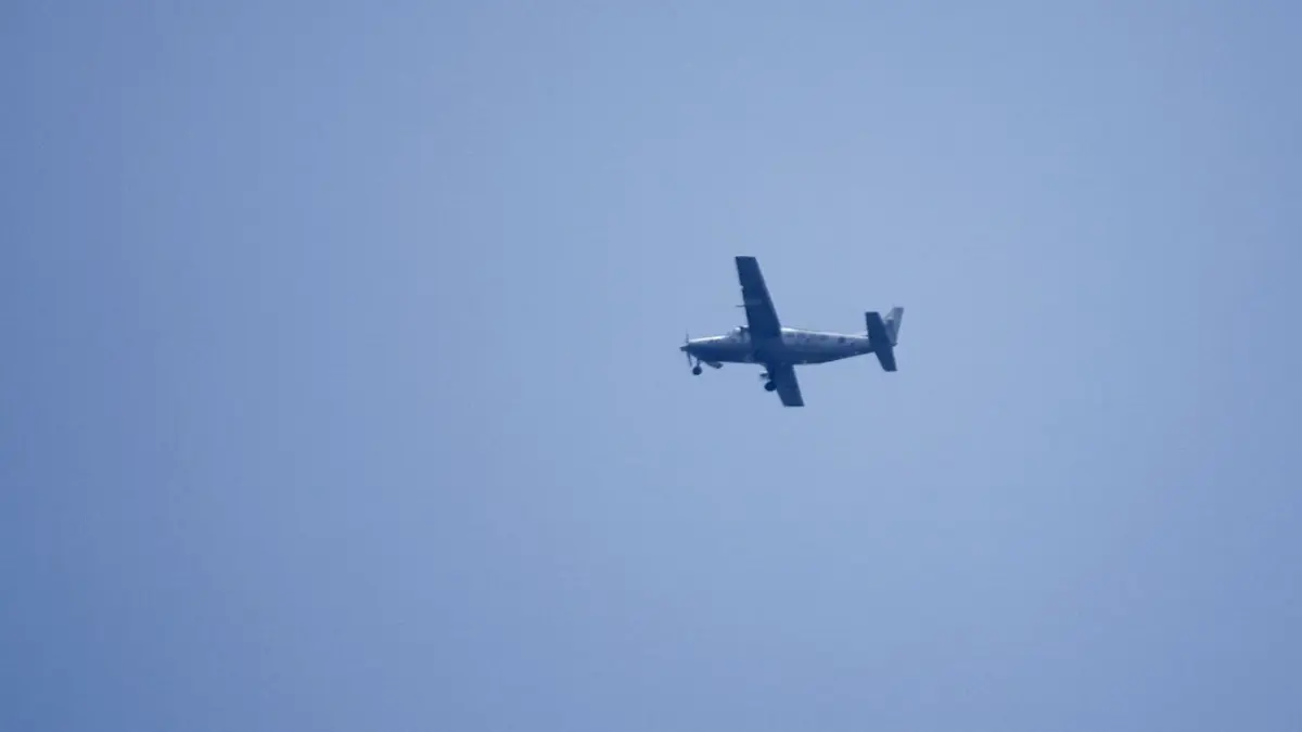 Nach Schüssen an US–Botschaft im Libanon: 05.06.2024, Libanon, Aukar: Ein Cessna-Flugzeug der libanesischen Armee überfliegt die US-Botschaft in Aukar, einem nördlichen Vorort von Beirut. Ein bewaffneter Mann wurde von libanesischen Soldaten gefangen genommen, nachdem er am Mittwoch versucht hatte, die US-Botschaft in der Nähe von Beirut anzugreifen, teilte das Militär mit. Foto: Hassan Amman/AP/dpa +++ dpa-Bildfunk +++