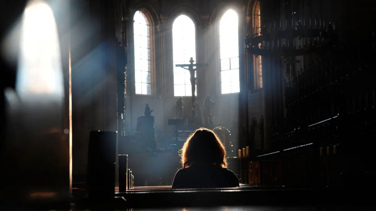 Evangelische Missbrauch–Studie: Austrittswelle bleibt offenbar aus: Eine Frau betet im Kaiserdom zu Bamberg (Archivfoto). Die Veroeffentlichung der sogenannten ForuM-Studie ueber sexualisierte Gewalt in der evangelischen Kirche fuehrt bislang offenbar nicht zu mehr Kirchenaustritten. Eine stichprobenartige Anfrage des Evangelischen Pressedienstes (epd) in grossen, eher protestantisch gepraegten Staedten ergab weitgehend gleichbleibende Austrittszahlen. Die Zahlen sind allerdings nicht repraesentativ. (Siehe epd-Meldung vom 06.06.2024) *** Local Caption *** 00263779
