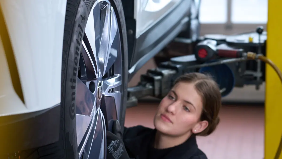 Reifenchecktag 2024: Zu selten geprüft: Nur jeder fünfte Autofahrer in Deutschland untersucht laut einer forsa-Studie im Auftrag von Continental mindestens einmal im Monat seine Autoreifen auf Schäden. / Weiterer Text über ots und www.presseportal.de/nr/117646 / Die Verwendung dieses Bildes für redaktionelle Zwecke ist unter Beachtung aller mitgeteilten Nutzungsbedingungen zulässig und dann auch honorarfrei. Veröffentlichung ausschließlich mit Bildrechte-Hinweis. Foto: Continental Reifen GmbH/obs