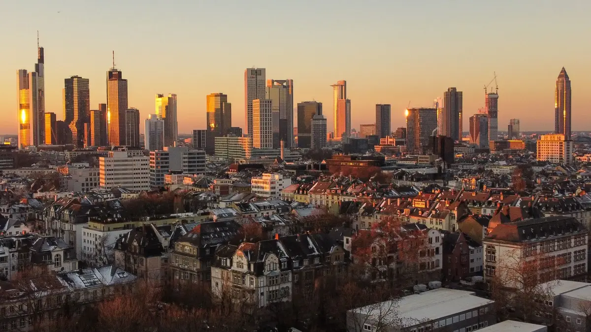 Banken–Skyline in Frankfurt: ARCHIV - 12.02.2021, Hessen, Frankfurt/Main: Das Licht der aufgehenden Sonne streift die Hochhäuser der Skyline von Frankfurt. (zu dpa: «Auftakt der Tarifrunde für private Banken») Foto: Boris Roessler/dpa +++ dpa-Bildfunk +++