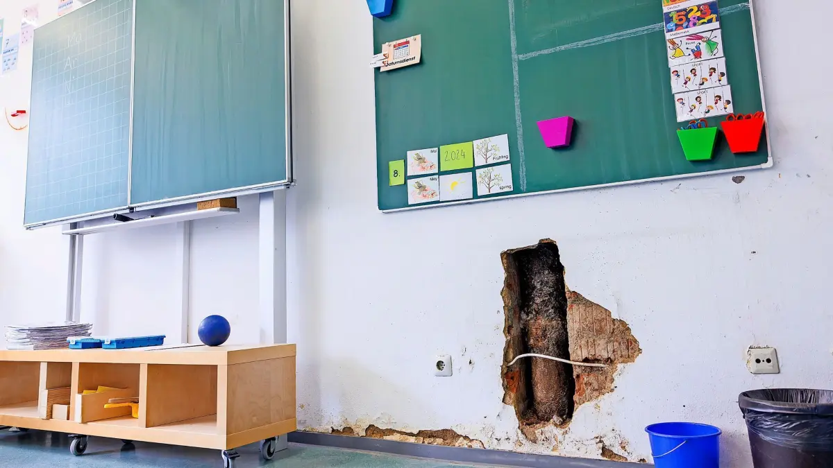 Böblingen, Marode Turnhalle Eichendorff-Schule Böblingen Schulleiter Alexander Groß erklärt, wo es beim Thema Schulsporthallen und Schulen überall brennt und zeigt uns u.a. die Turnhalle, in die es seit 20 Jahren rein regnet.