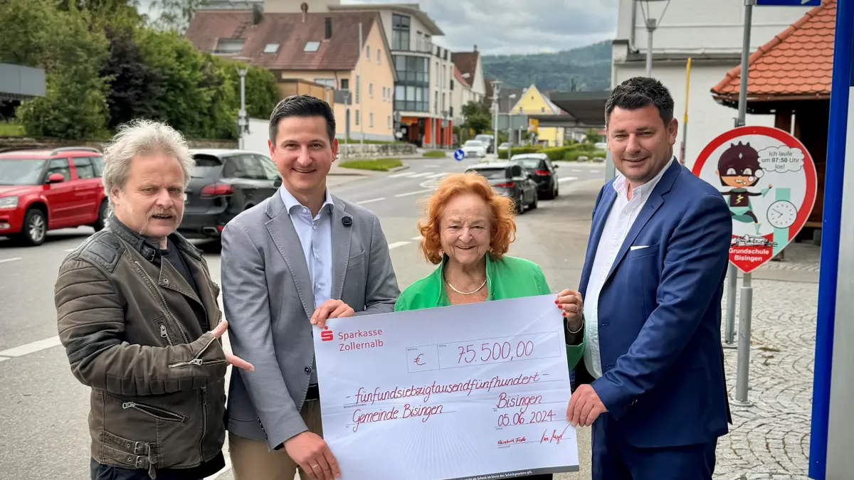 75.500 Euro für die Bisinger Hochwasseropfer gespendet haben Leserinnen und Leser aus dem ganzen Südwest-Presse-Land. Den symbolischen Scheck hat Bürgermeister Roman Waizenegger (Zweiter von links) erhalten von Tim Hager, dem Geschäftsführer des Neckar-Alb-Verbunds der Südwest Presse (rechts), der langjährigen Verlegerin des Tübinger Tagblatts und jetzigen Schirmherrin für die sozialen Aktionen des Verbunds, Elisabeth Frate, sowie Zollernalb-Redaktionsleiter Ernst Klett.