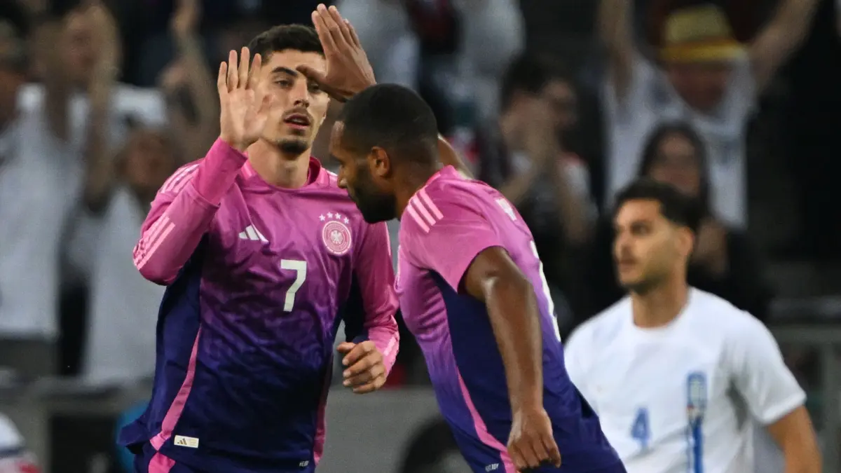 Deutschland — Griechenland: 07.06.2024, Nordrhein-Westfalen, Mönchengladbach: Fußball: Länderspiele, Deutschland - Griechenland, Stadion im Borussia-Park, Deutschlands Kai Havertz (l) jubelt mit Jonathan Tah nach seinem Tor zum 1:1. Foto: Federico Gambarini/dpa +++ dpa-Bildfunk +++