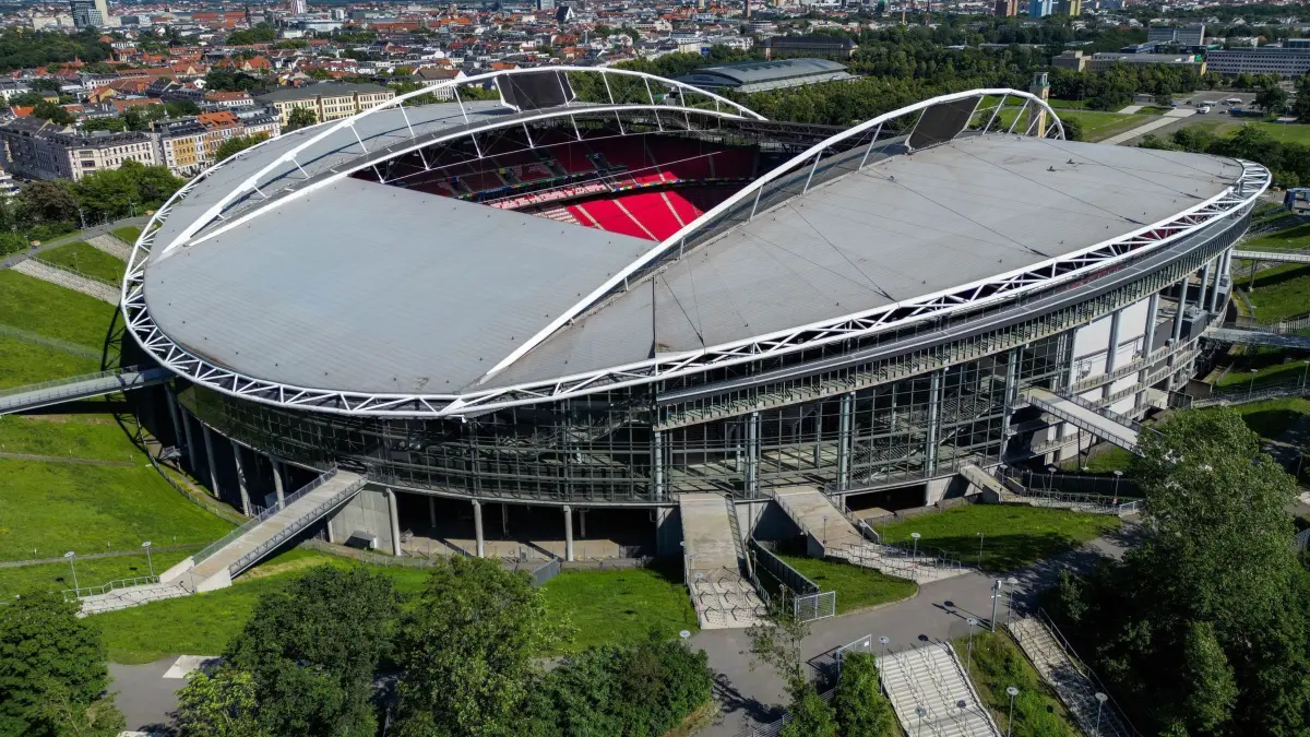 Fußball–Europameisterschaft — Leipzig Stadion: 08.06.2024, Sachsen, Leipzig: Blick auf das Stadion Leipzig, auch Red-Bull-Arena, vor der Fußball-EM. Das Stadion ist Heimspielstätte von RB Leipzig und ein Spielort der kommenden Fußball-Europameisterschaft. Die UEFA Euro 2024 findet vom 14. Juni bis 14. Juli statt. (Luftaufnahme mit einer Drohne) Foto: Jan Woitas/dpa +++ dpa-Bildfunk +++