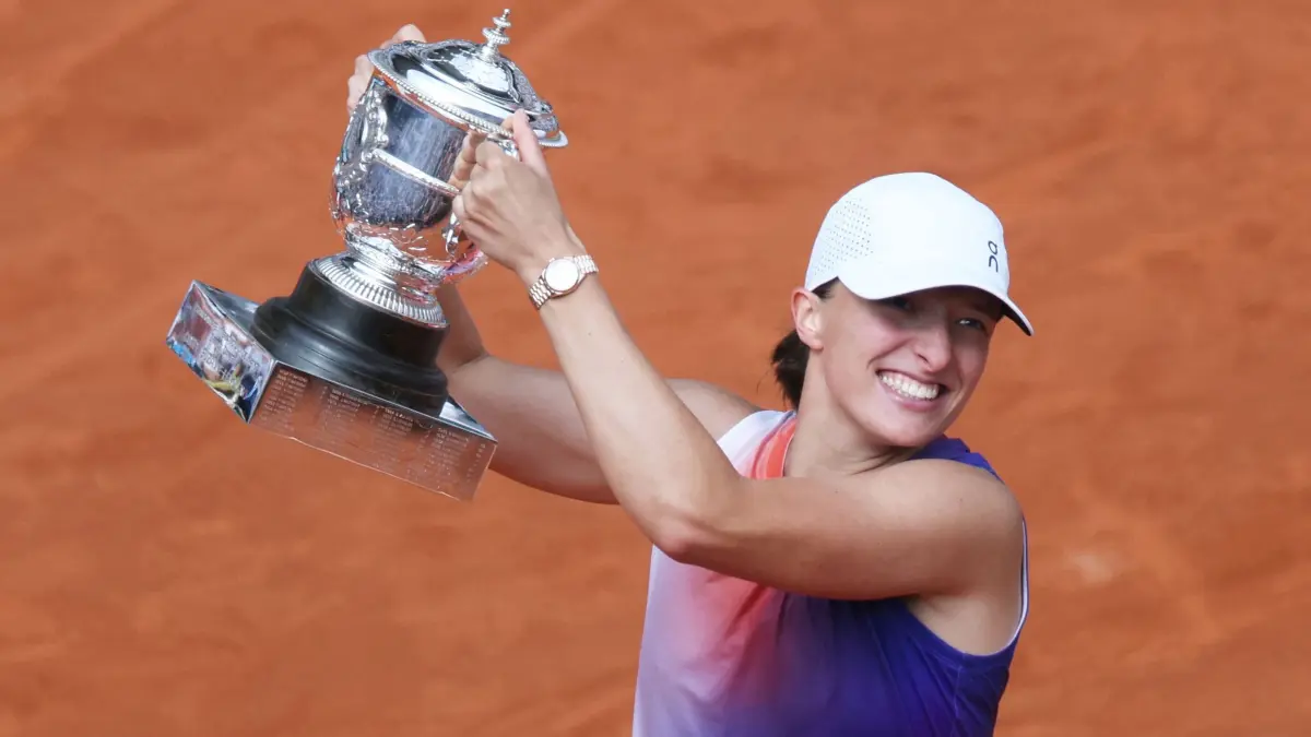Poland's Iga Swiatek celebrates with the trophy after winning against Italy's Jasmine Paolini at the end of women's singles final match on Court Philippe-Chatrier on day fourteen of the French Open tennis tournament at the Roland Garros Complex in Paris on June 8, 2024. (Photo by ALAIN JOCARD / AFP)