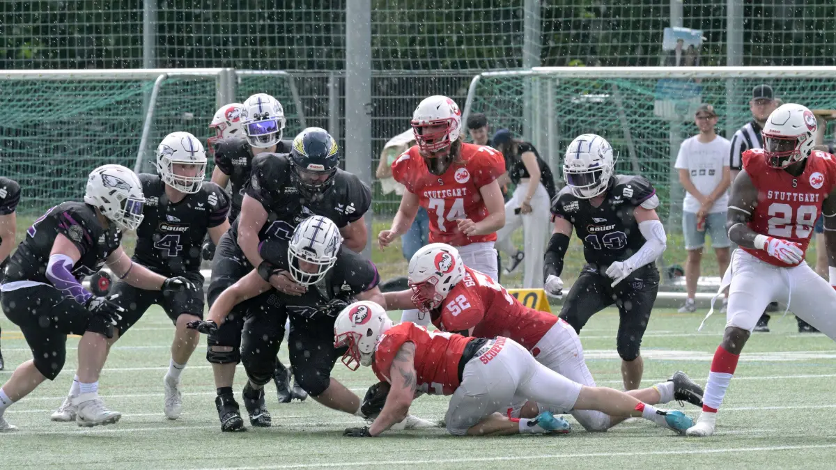 American Football RL | Stuttgart Scorpions vs. SSV Reutlingen 05 Eagles: American Football | Stuttgart Scorpions (rot) vs. SSV Reutlingen 05 Eagles (schwarz) // 2024-06-08 // Foto: Joachim Baur // #69 Ilja Becher (SSV Reutlingen Eagles), mitte/schwarzer Helm / #25 Tom Blume (SSV Reutlingen Eagles), davor / #4 Daniel Lukas Arends (SSV Reutlingen Eagles) / #52 Felix Cardinal von Widdern (SSV Reutlingen Eagles), li / #13 Cengiz Arslan (SSV Reutlingen Eagles), re