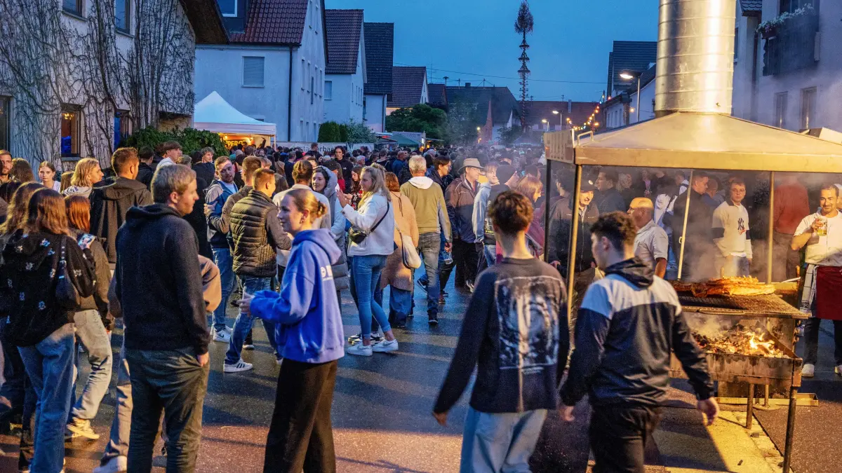 Beim Dellmensinger Dorffest zog es zahlreiche Besucherinnen und Besucher nach draußen.