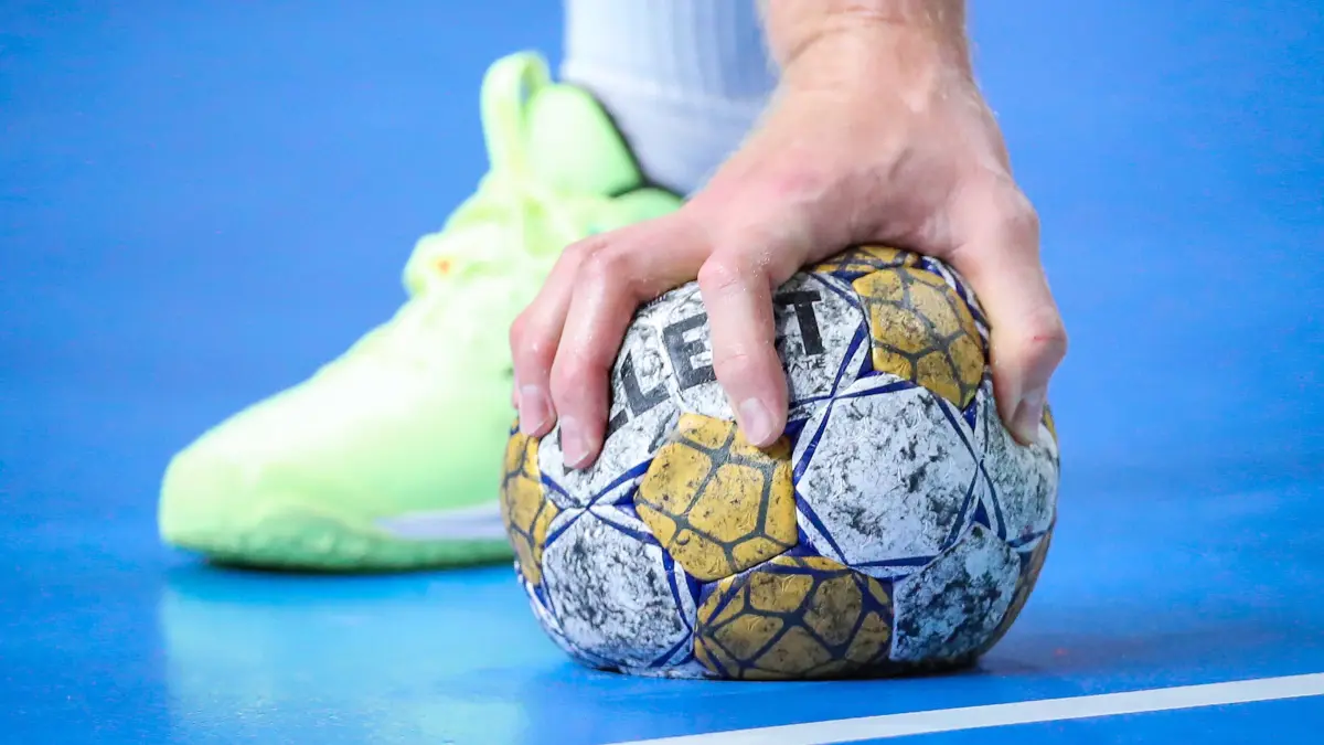 08.06.2024, K?ln, Handball, TruckScout24 EHF FINAL4, Machineseeker Champions League Men, Lanxess–Arena, Halbfinale, SC M: 08.06.2024, K?ln, Handball, TruckScout24 EHF FINAL4, Machineseeker Champions League Men, Lanxess-Arena, Halbfinale, SC Magdeburg - Aalborg Handbold: Detail Feature Hand und Unterarm mit Tattoo von Rene Antonsen Aalborg Handbold. Offizieller Spielball wird auf den Boden gedr?ckt. Nahaufnahme Symbolfoto Harz Select Nordrhein-Westfalen Deutschland *** 08 06 2024, Cologne, Handball, TruckScout24 EHF FINAL4, Machineseeker Champions League Men, Lanxess Arena, Semifinal, SC Magdeburg Aalborg Handbold Detail Feature Hand and forearm with tattoo of Rene Antonsen Aalborg Handbold Official match ball is pressed to the ground Close-up symbol photo Harz Select North Rhine-Westphalia Germany