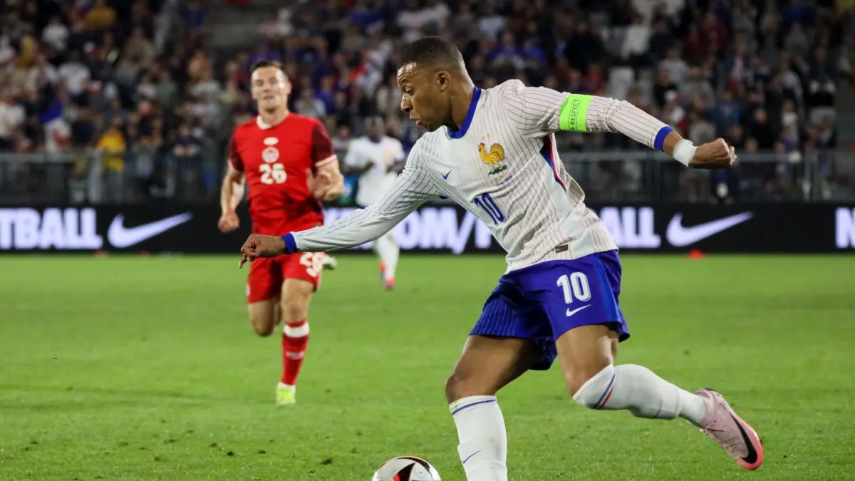 Frankreich — Kanada: 09.06.2024, Frankreich, Bordeaux: Frankreichs Kylian Mbappe kontrolliert den Ball während des internationalen Freundschaftsspiels zwischen Frankreich und Kanada im Stadion Matmut Atlantique. Foto: Yohan Bonnet/AP +++ dpa-Bildfunk +++