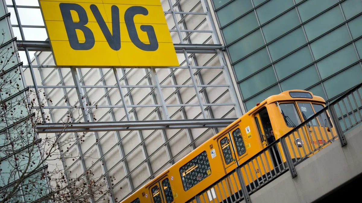 BVG werben für mehr Sauberkeit in Bahnen und Bussen: ARCHIV - 27.02.2014, Berlin: Eine U-Bahn fährt unter einem Schild mit der Aufschrift «BVG» vorbei. (zu dpa: «BVG werben für mehr Sauberkeit in Bahnen und Bussen») Foto: Daniel Naupold/dpa +++ dpa-Bildfunk +++