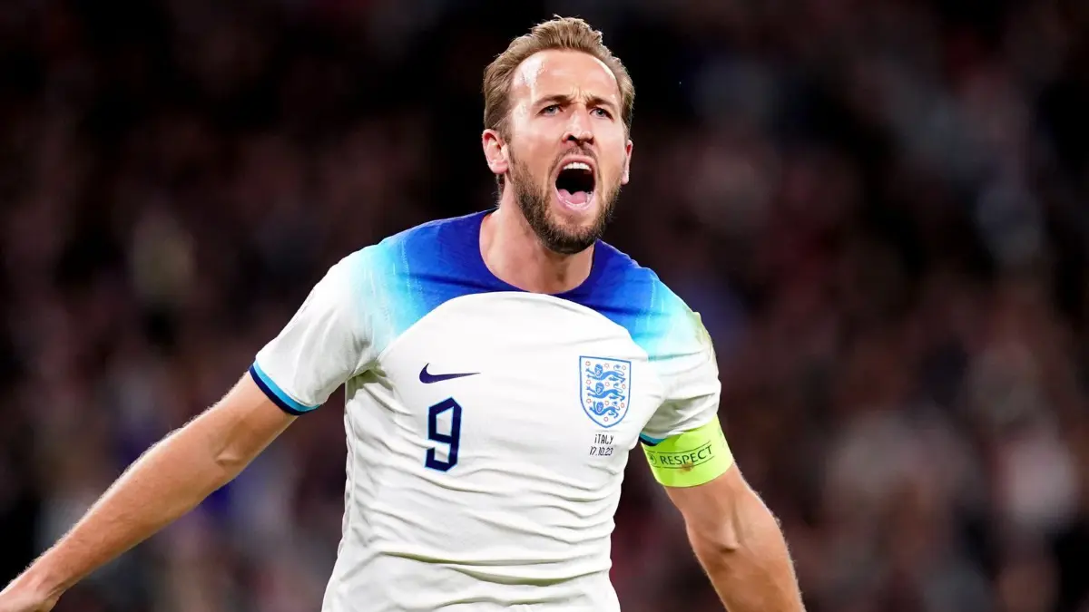 Harry Kane: ARCHIV - 17.10.2023, Großbritannien, London: Fußball: EM-Qualifikation, England - Italien, Gruppenphase, Gruppe C, 8. Spieltag. Harry Kane aus England jubelt über sein Tor zum 3:1. Der Stürmer ist Kapitän und Hoffnungsträger der Three Lions. (zu dpa: «Unumstritten und unvollendet: Kanes EM-Anlauf in der Wahlheimat») Foto: John Walton/PA Wire/dpa +++ dpa-Bildfunk +++