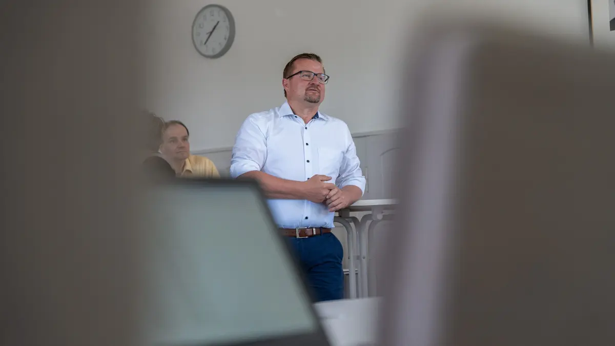 Bürgermeister Stefan Wörner begutachtet die Ergebnisse.