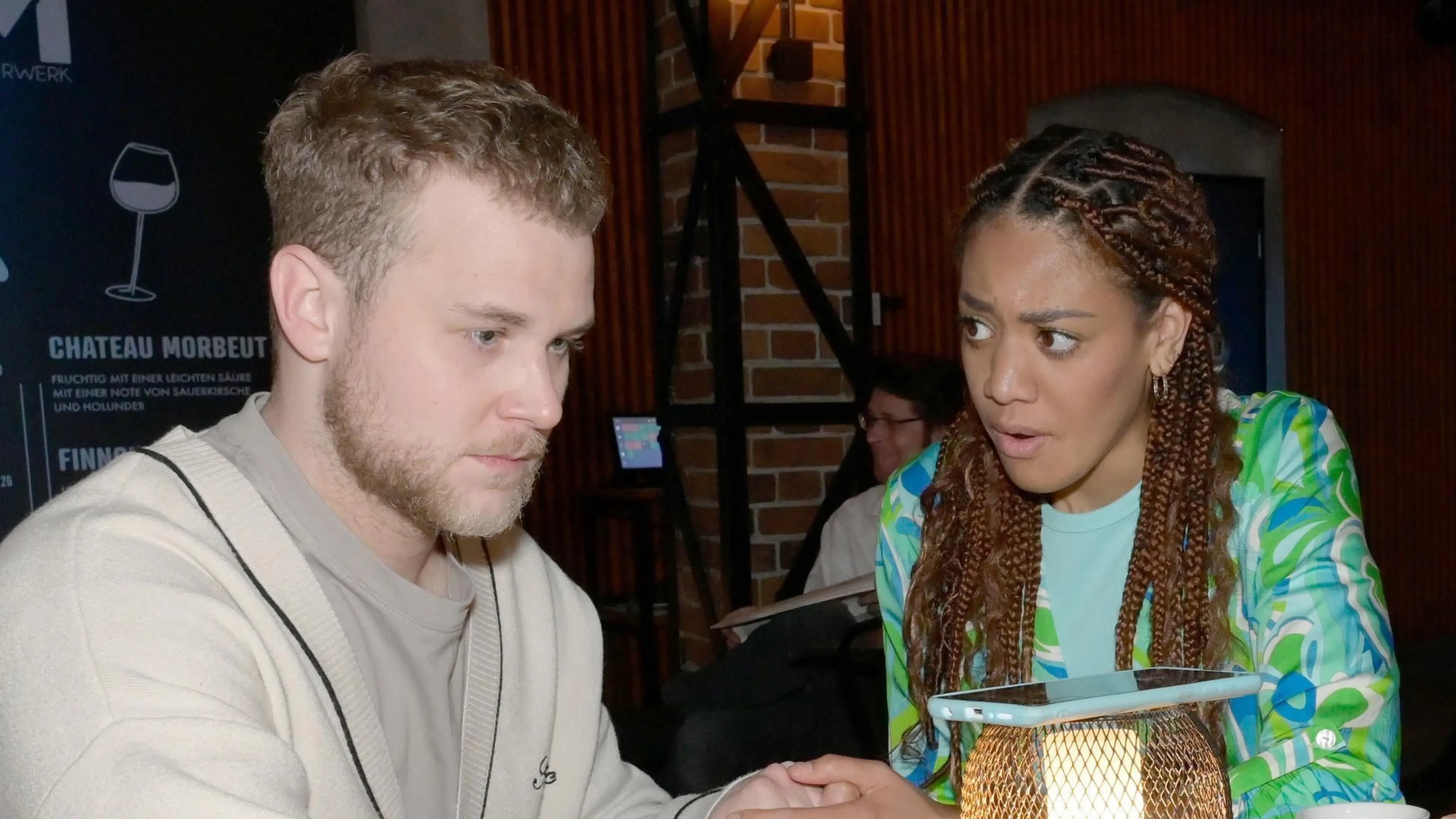 Jonas (Felix van Deventer) hat Angst, seiner Freundin Flo (Pauline Afaja) nicht zu genügen.