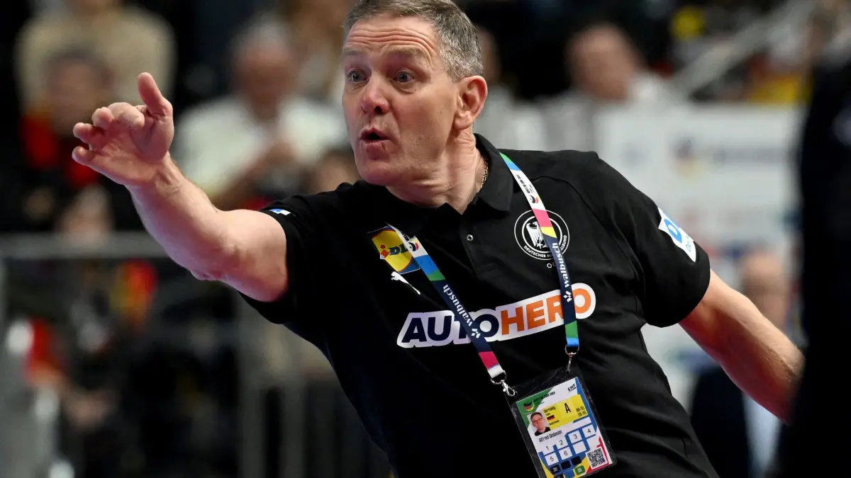 Handball–Bundestrainer Alfred Gislason: ARCHIV - 18.01.2024, Nordrhein-Westfalen, Köln: Handball: EM, Deutschland - Island, Hauptrunde, Gruppe 1, 1. Spieltag, Lanxess Arena. Deutschlands Trainer Alfred Gislason gibt taktische Anweisungen. Gislason hat am Montag seinen vorläufigen Kader für die Olympischen Spiele benannt. (zu dpa: «Gislason benennt Handball-Kader für Olympia») Foto: Federico Gambarini/dpa +++ dpa-Bildfunk +++