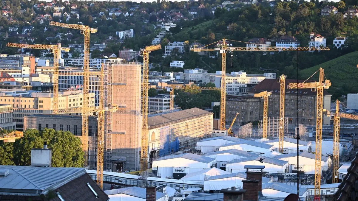 Bahn will Pläne zur Inbetriebnahme von Stuttgart 21 nennen: 11.06.2024, Baden-Württemberg, Stuttgart: Die Baustelle des milliardenschweren Bahnprojekts Stuttgart 21, bei dem der Bahnhof unter die Erde verlegt werden soll. Die Bahn will neue Pläne zur Inbetriebnahme von Stuttgart 21 nennen. Foto: Bernd Weißbrod/dpa +++ dpa-Bildfunk +++