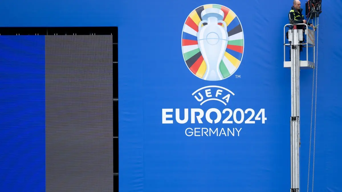 Euro 2024: Fanzone München: 11.06.2024, Bayern, München: Arbeiter bauen im Olympiapark eine Leinwand für die Fan Zone auf. Am 14.06.2024 findet in der Fußball Arena München das Eröffnungsspiel der Fußball-Europameisterschaft statt. Die Fußball-EM findet vom 14. Juni bis 14. Juli statt. Foto: Sven Hoppe/dpa +++ dpa-Bildfunk +++