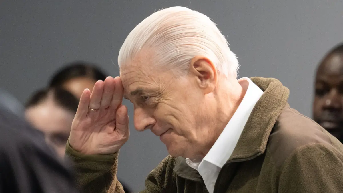 Prozess gegen mutmaßliche „Reichsbürger“-Gruppe um Prinz Reuß: ARCHIV - 23.05.2024, Hessen, Frankfurt/Main: Zu Beginn des zweiten Verhandlungstages (23.5.) m Prozess gegen die mutmaßliche «Reichsbürger»-Gruppe um Prinz Reuß salutierte der Angeklagte Rüdiger von Pescatore beim Betreten des Verhandlungssaals im Gerichtsgebäude der Außenstelle Sossenheim vom Oberlandesgericht Frankfurt. Die Bundesanwaltschaft legt den insgesamt neun Beschuldigten unter anderem die Mitgliedschaft in einer terroristischen Vereinigung zur Last. (zu dpa: «Ermittlerin sagt im Frankfurter «Reichsbürger»-Prozess aus») Foto: Boris Roessler/dpa-Pool/dpa +++ dpa-Bildfunk +++