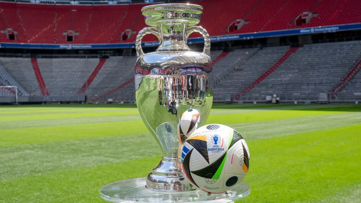 Fußball–EM–Pokal: ARCHIV - 13.05.2024, Bayern, München: Der Fußball-EM-Pokal steht während einer Präsentation in der Allianz Arena auf einem durchsichtigen Kunststofftisch. Franz Beckenbauers Witwe soll die Trophäe zur Eröffnungsfeier auf das Spielfeld bringen. (zu dpa: «Beckenbauers Witwe trägt EM-Pokal in Münchner Arena») Foto: Peter Kneffel/dpa +++ dpa-Bildfunk +++