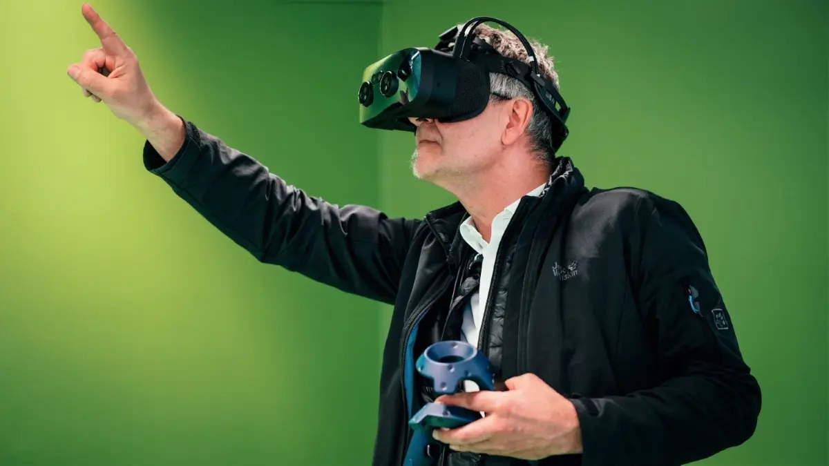 Professor Michael Goretzky entwirft das Interieur eines Autos in der virtuellen Realität. Dazu steht ihm neben modernster VR–Technik auch XR–Technik zur Verfügung. XR steht für „Extended Reality“, die erweiterte Realität, die teils auch Haptik umfasst. ⇥
Professor Michael Goretzky entwirft das Interieur eines Autos in der virtuellen Realität.