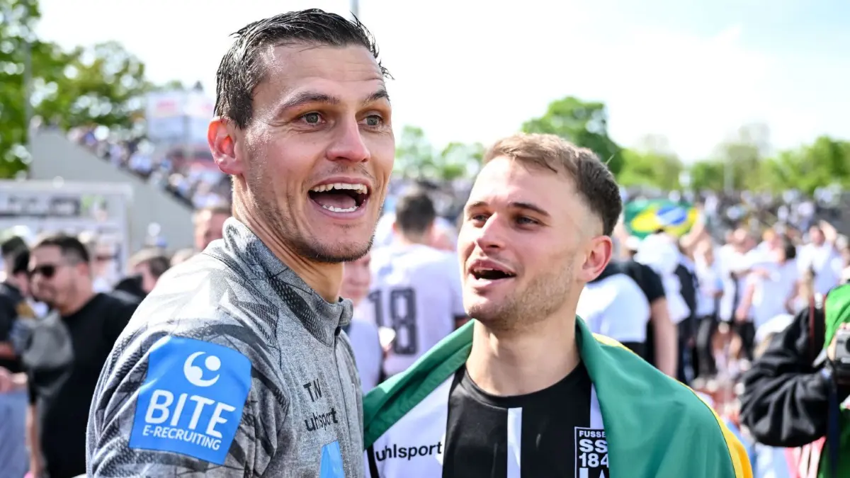 Ein ausgezeichnetes Duo: Thomas Wörle (l.) und Leo Scienza vom SSV Ulm 1846 Fußball. Die beiden wurden nun von Drittliga-Trainern, Kapitänen und Fans im offiziellen DFB-Voting zum Trainer und Spieler der Saison gewählt.
04.05.2024, Baden-Württemberg, Ulm: Fußball: 3 Liga, SSV Ulm 1846 Fussball - FC Viktoria Köln im Donaustadion. Ulms Trainer Thomas Woerle und Leo Scienza feiern den Aufstieg. Foto: Harry Langer/DeFodi Images/dpa - WICHTIGER HINWEIS: Gemäß den Vorgaben der DFL Deutsche Fußball Liga bzw. des DFB Deutscher Fußball-Bund ist es untersagt, in dem Stadion und/oder vom Spiel angefertigte Fotoaufnahmen in Form von Sequenzbildern und/oder videoähnlichen Fotostrecken zu verwerten bzw. verwerten zu lassen. +++ dpa-Bildfunk +++