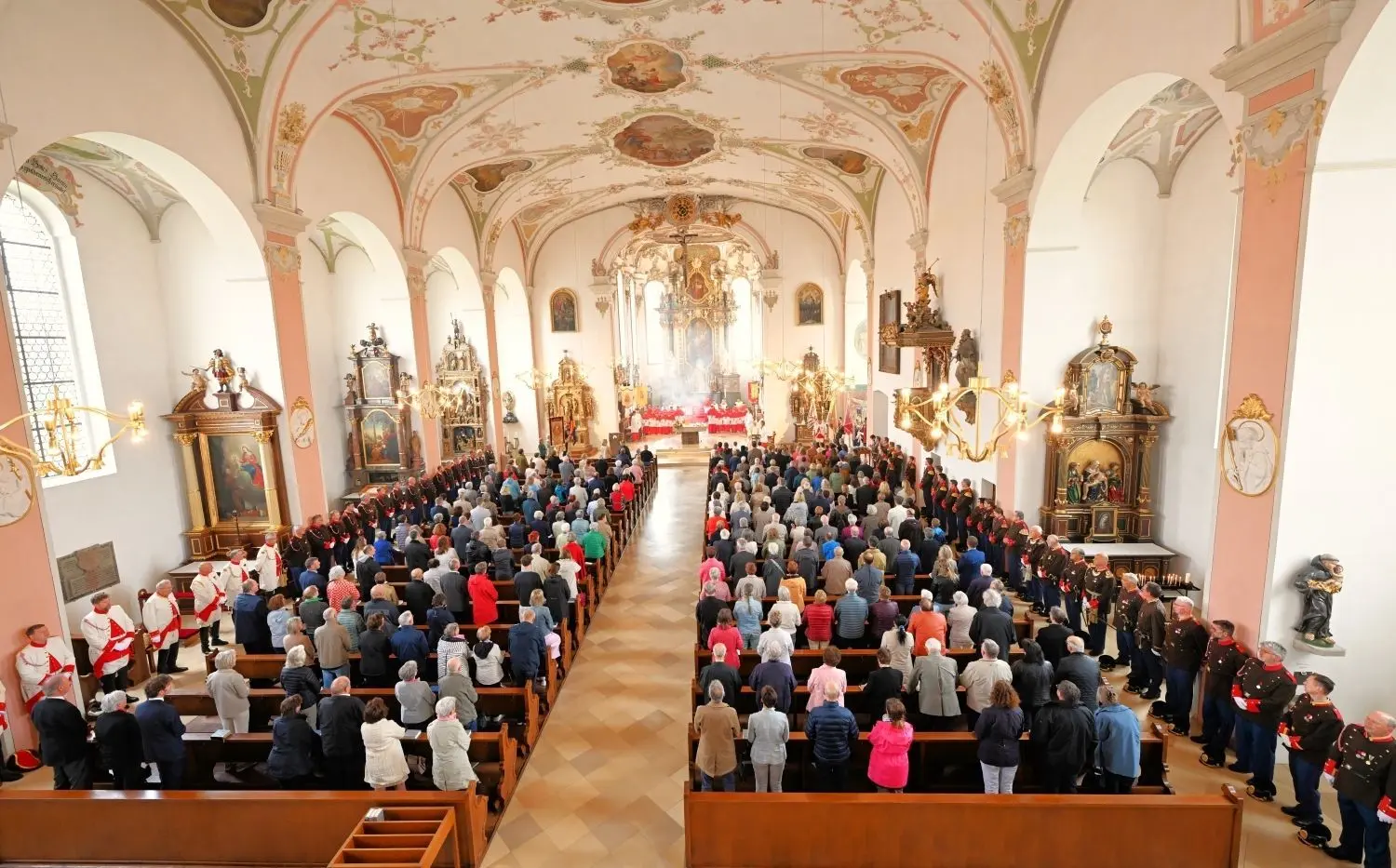 Bei der Messe am Folgetag, an Fronleichnam, in der St.Blasius-Kirche nahmen die Mitglieder der Bürgerwache ebenfalls teil.