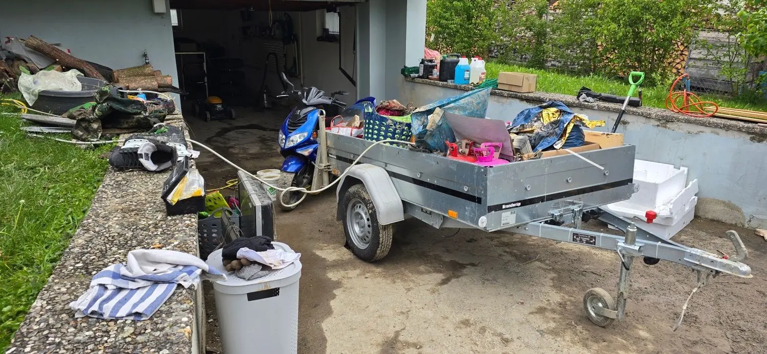 In Bisingen hat das Hochwasser am 2. Mai 2024 verheerende Schäden angerichtet. Ein Auto wurde im Klingenbach mitgerissen.