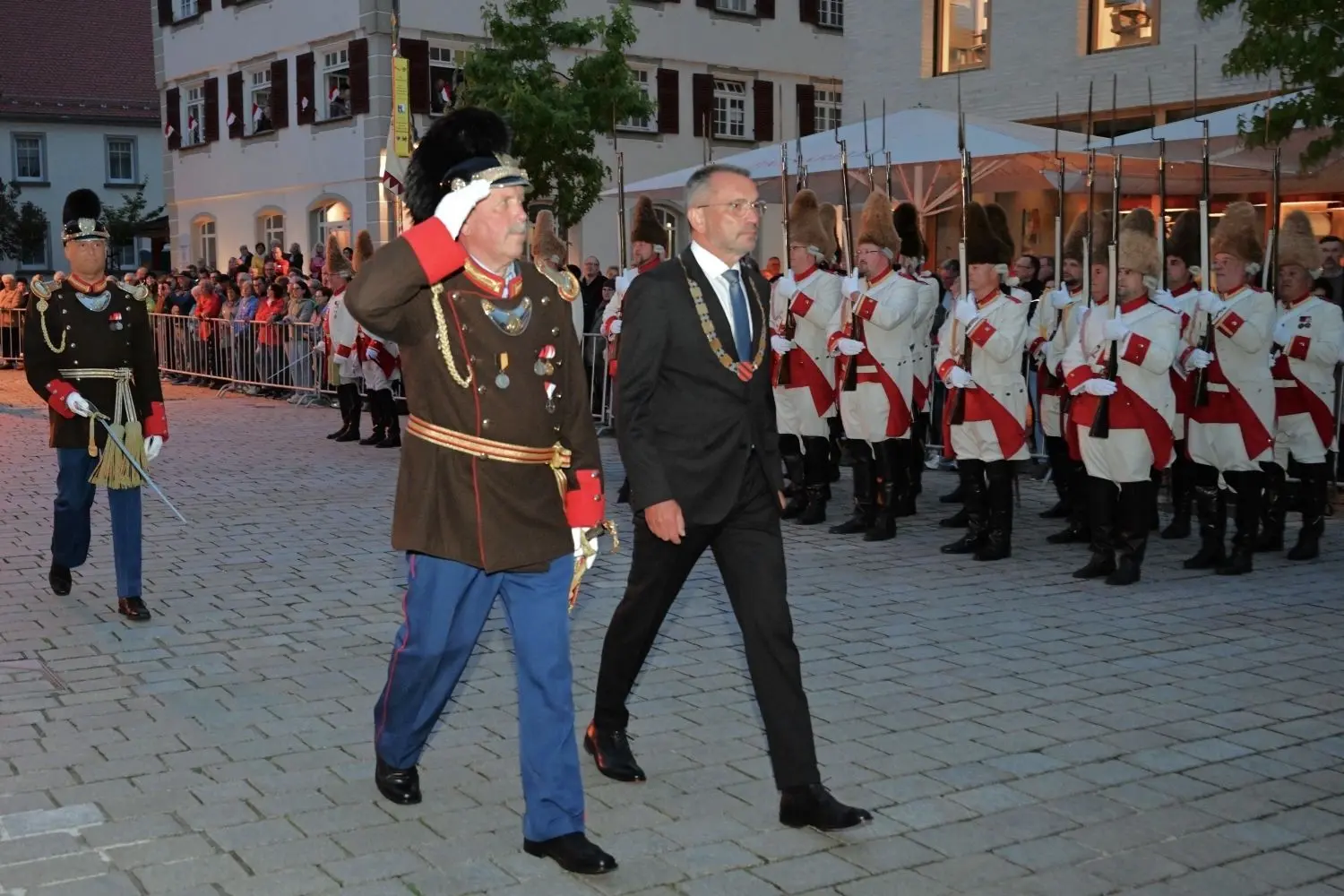 Ehingens Oberbürgermeister Baumann und Kommandant Stocker schreiten die Formation der Bürgerwache auf dem Ehinger Marktplatz ab.