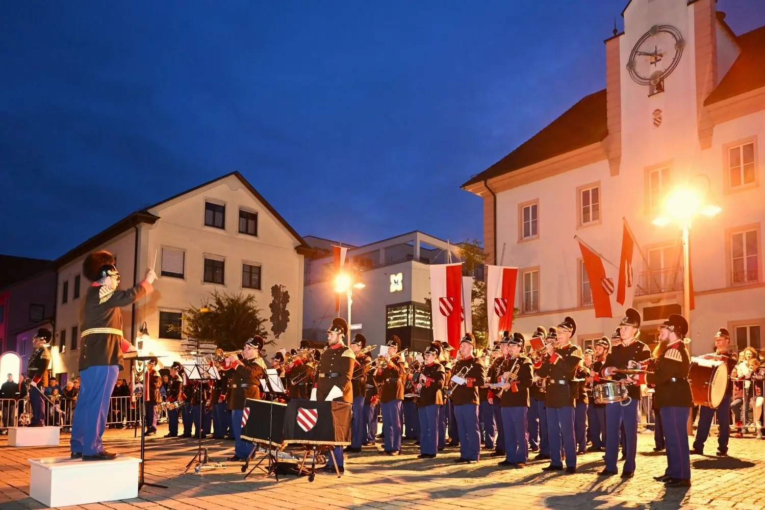 Der Große Zapfenstreich zog auch im Jahr 2024 zahlreiche Zuschauer auf den Marktplatz. Der Regen hatte gerade noch rechtzeitig aufgehört. Das Foto zeigt den Musikzug, der vor dem Rathaus Aufstellung genommen hatte.⇥