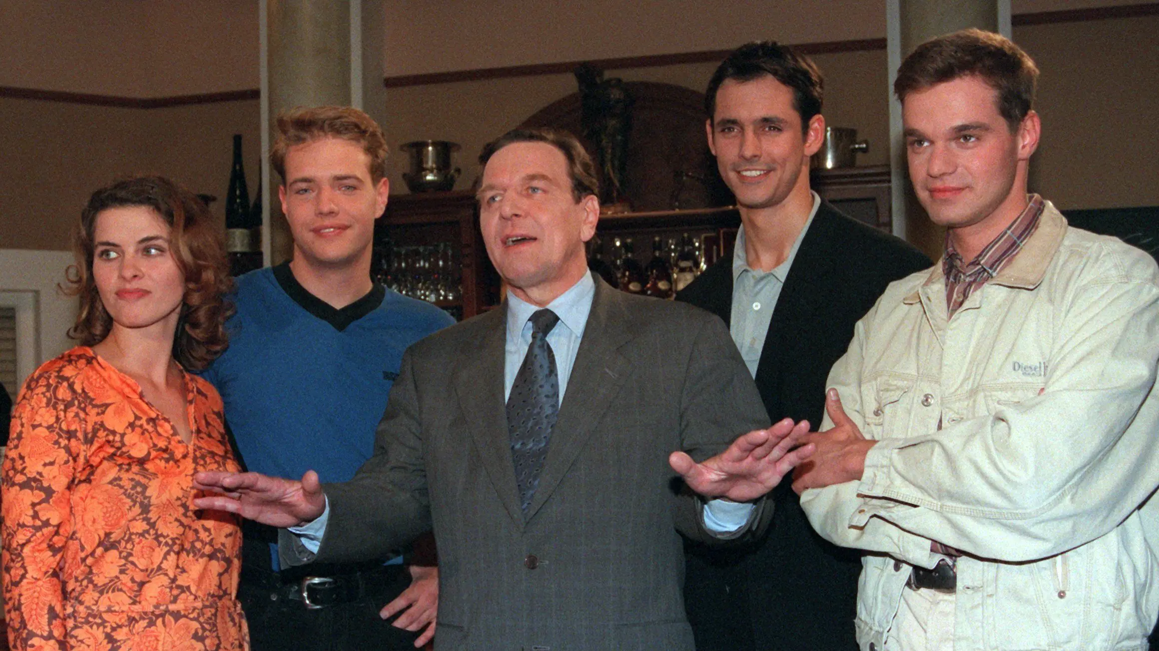 Ex-Bundeskanzler Gerhard Schröder (M.) spielte 1998 bei GZSZ mit.