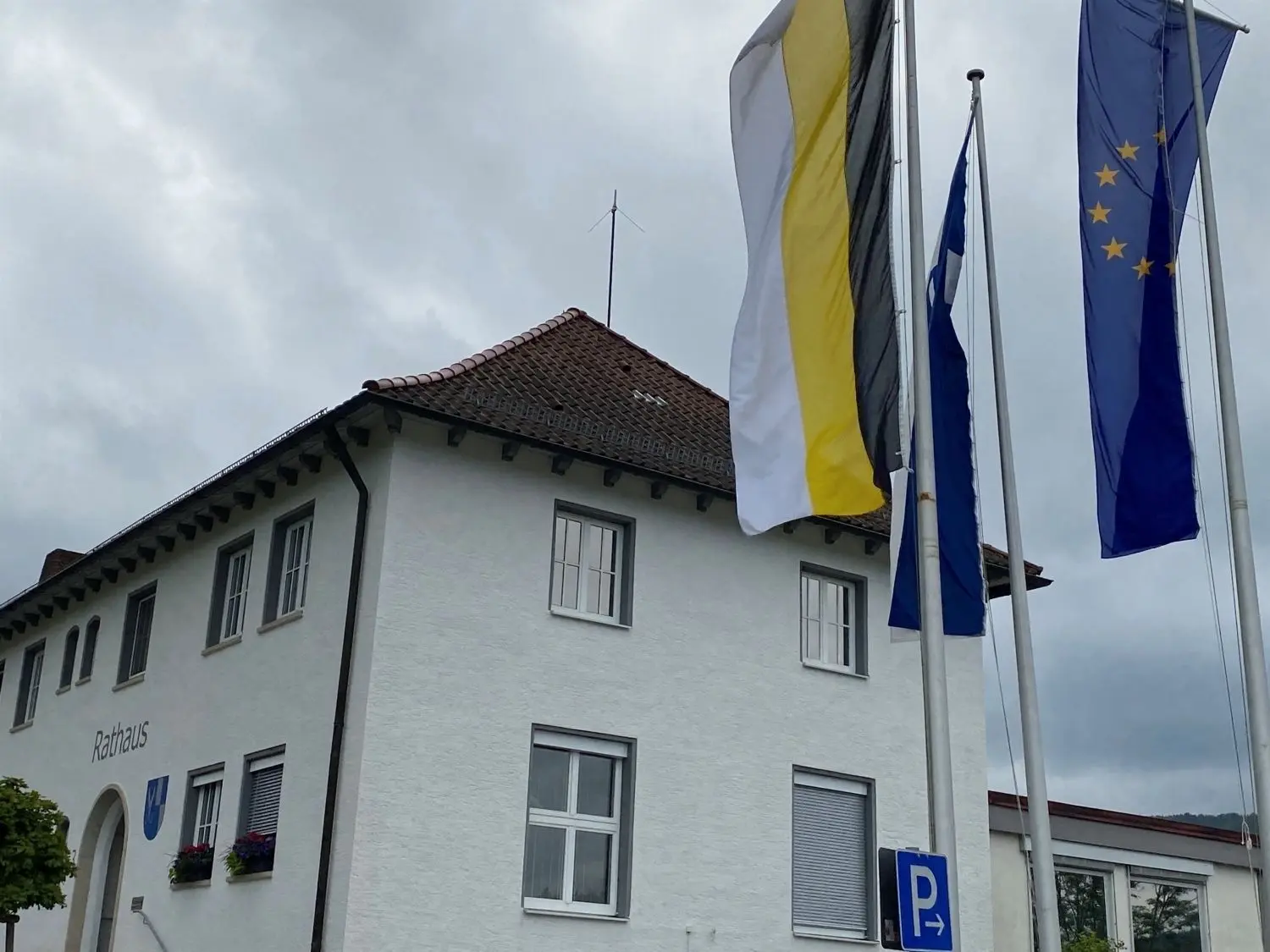 Für die Wahl beflaggt: das Junginger Rathaus