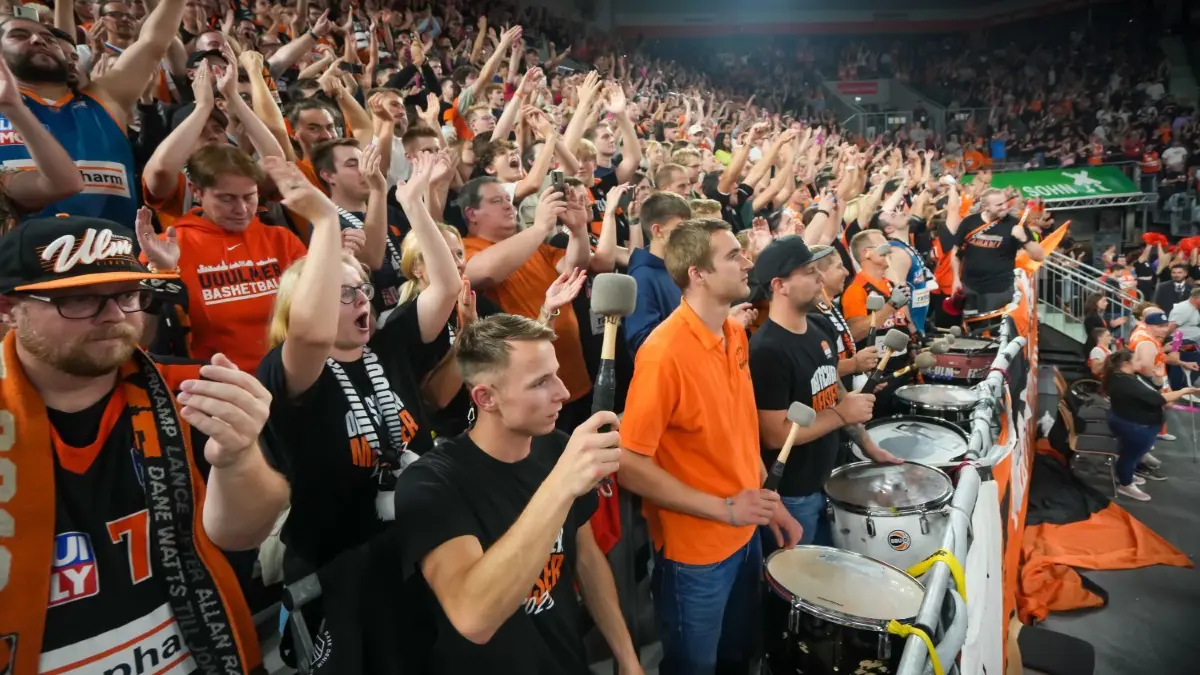 Haben schon ihren Playoff-Rhythmus gefunden: Die Ulmer Fans haben mindestens zwei Heimspiele.
Ratiopharm Ulm Basketball 2023/24 Fans Zuschauer