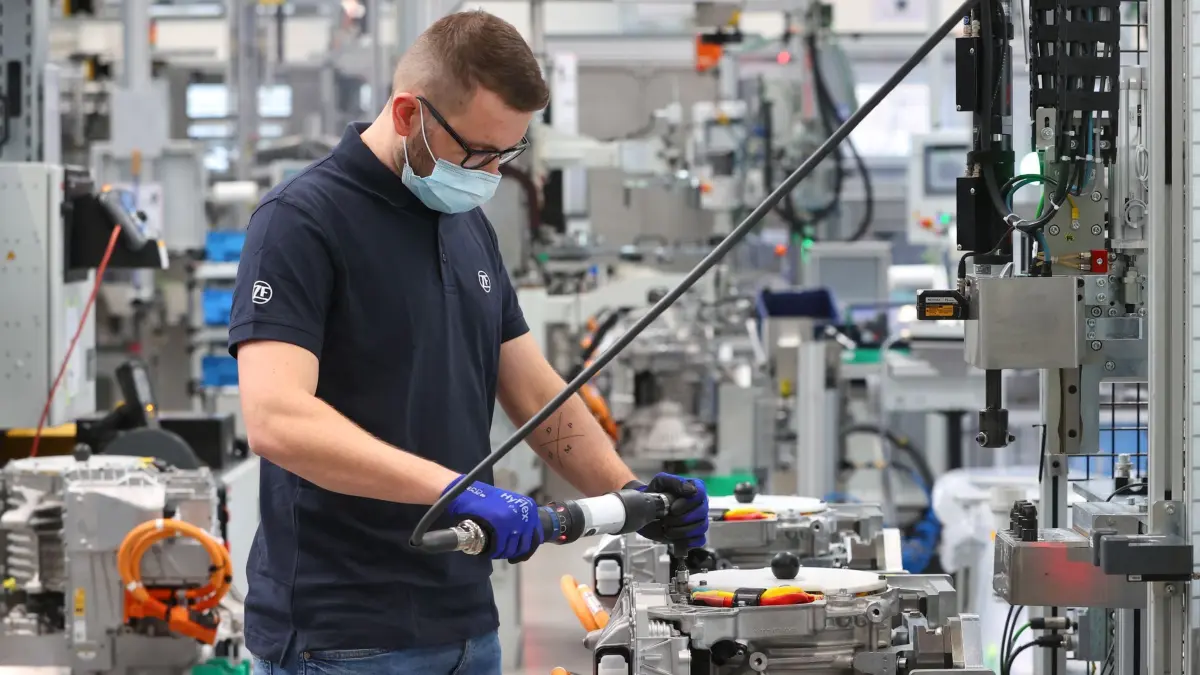 Industriearbeiter in Schweinfurt in Sorge: ARCHIV - 11.03.2022, Bayern, Schweinfurt: Patrick Brembs, Qualitätsfacharbeiter, verschraubt in der Montagehalle für Elektromobilität der ZF Friedrichshafen AG Stator und Phasenkabel an einem Elektromotor. (zu dpa: «IG Metall beklagt rasanten Stellenabbau in Schweinfurt») Foto: Karl-Josef Hildenbrand/dpa +++ dpa-Bildfunk +++