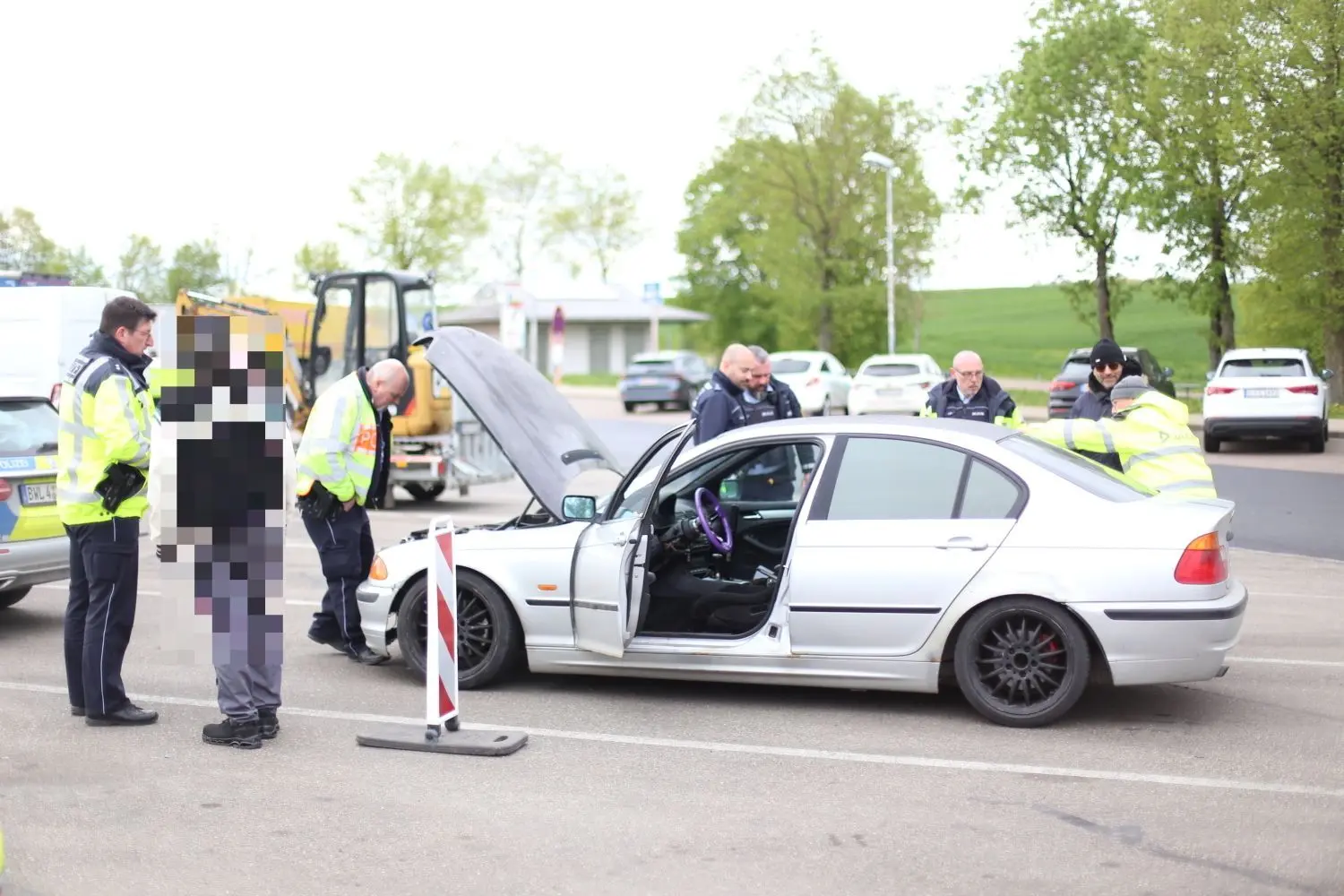 Viel zu tun für den Mann vom TÜV: Dieses Auto weist zahlreiche Mängel auf, deswegen ist hier Endstation.