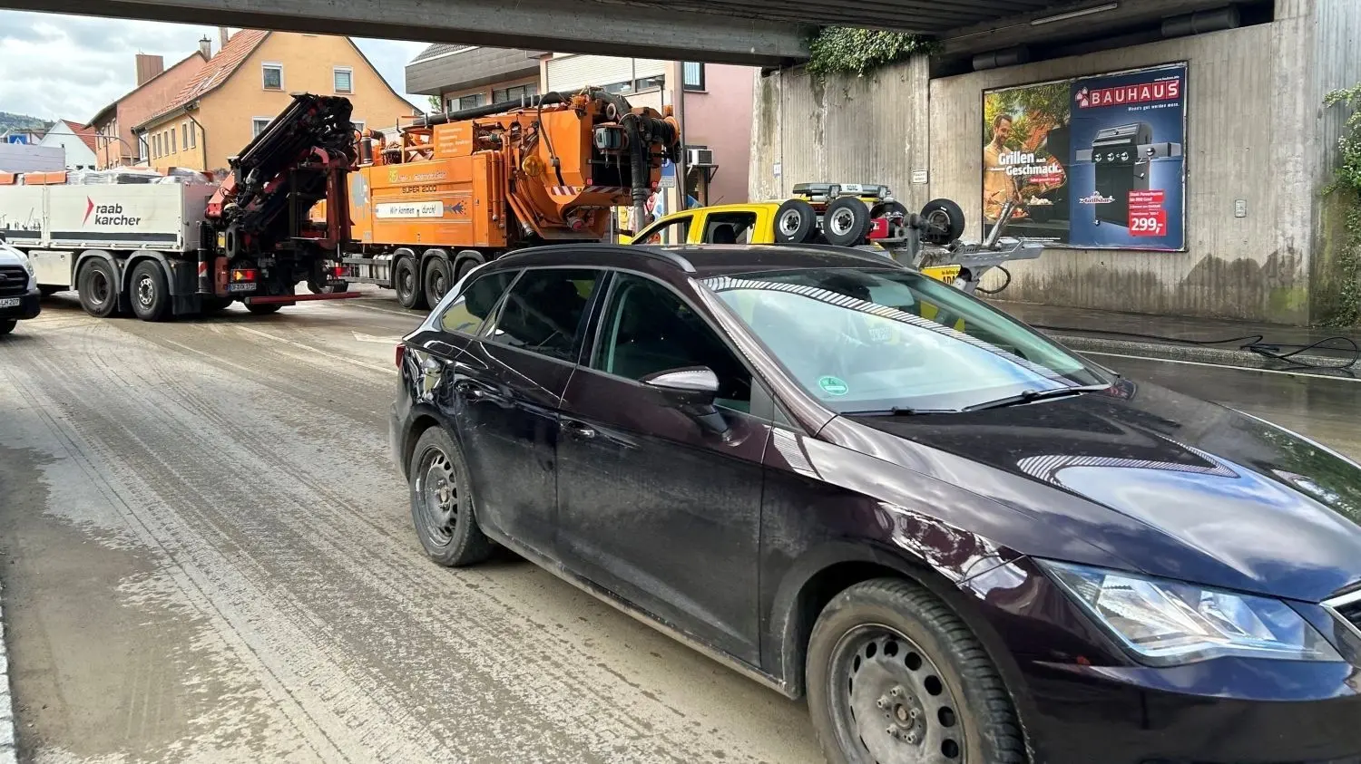 Ein Bild vom großen Putzen. Der Verkehr rollt längst wieder durch Bisingen, und die Straßen sind ziemlich sauber. In den vollgelaufenen Kellern sieht es anders aus. Den Menschen helfen, das kann über die Spendenkonten der HZ und der Gemeinde. ⇥