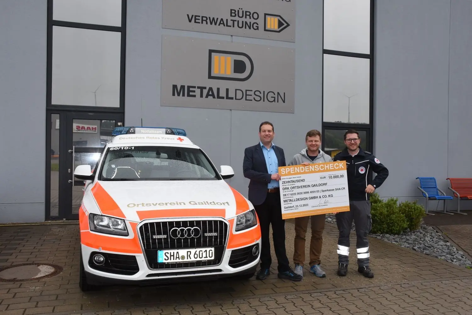 Bürgermeister Frank Zimmermann und Bereitschaftsleiter Maximilian Siegele vond er DRK Ortsgruppe freuen sich über symbolischen Scheck in Höhe von 10 000 Euro von Geschäftsführer Sven Hartmann.