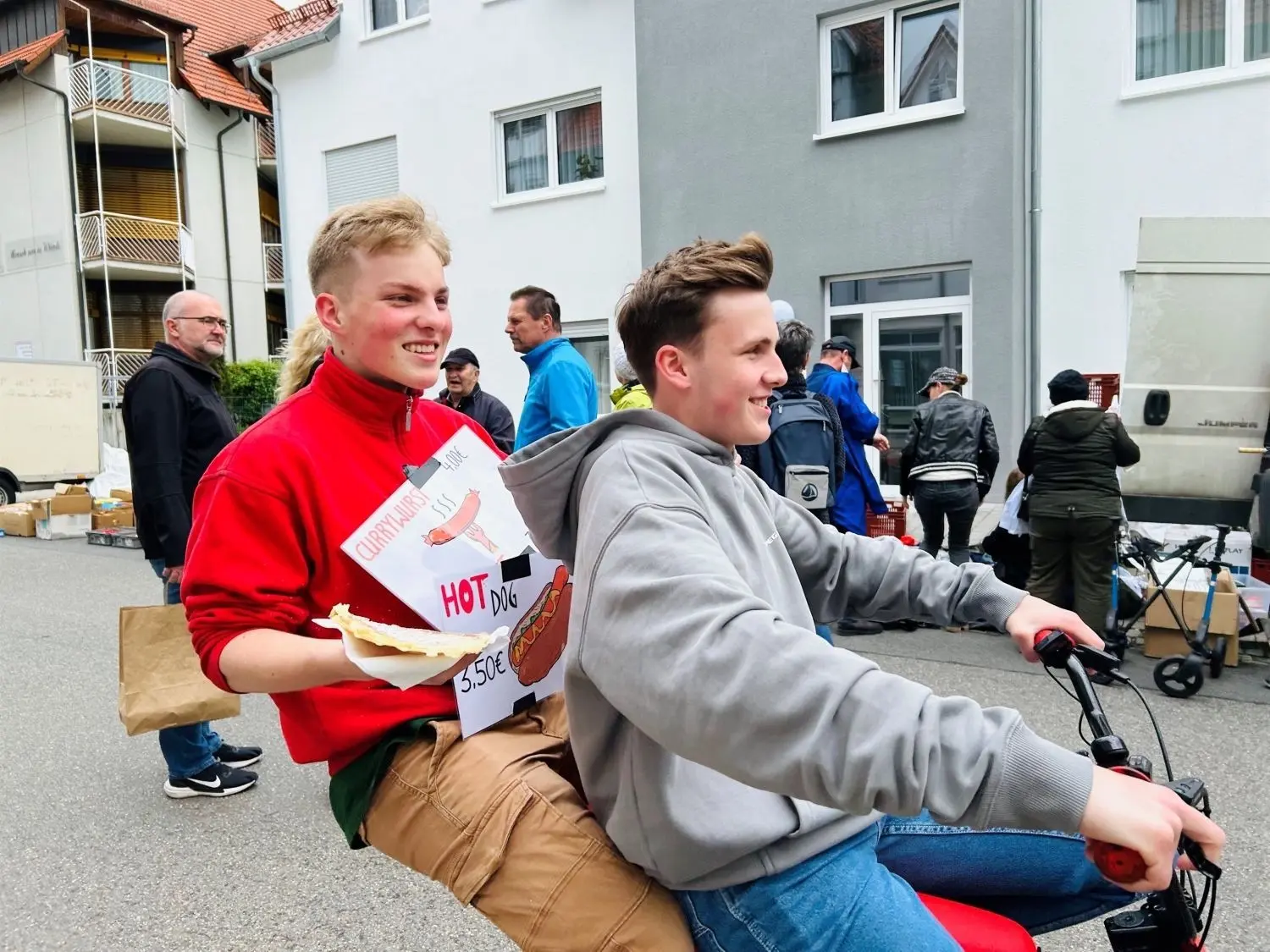 Die beiden Hechinger Elftklässler schnappten sich ein Fahrrad, um auf dem Flohmarkt für ihren Wurst-Stand zu werben – mit Erfolg.