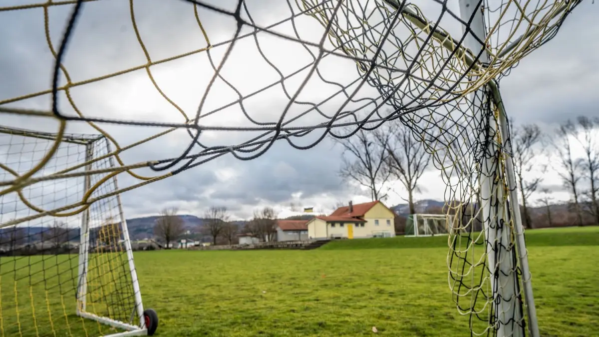 Blick auf den alten Sportplatz in Zell: Fünf Jahre nach dem Bürgerentscheid ist die Auffüllung für ein neues Sportgelände beschlossen.
