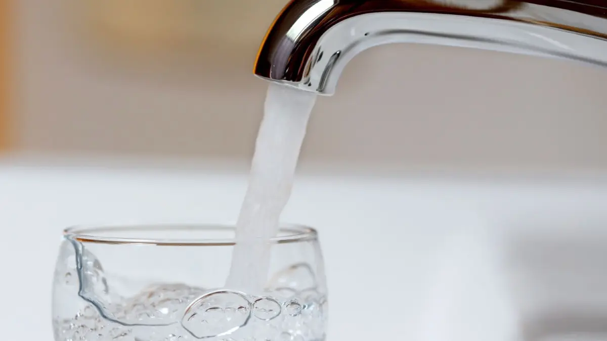 In Teilen der Gemeinde Albershausen müssen die Bewohnerinnen und Bewohner das Trinkwasser abkochen, da es mit Keimen belastet ist.
ARCHIV - Mit Trinkwasser aus der heimischen Wasserleitung wird am 28.07.2016 in Mülheim (Nordrhein-Westfalen) ein Wasserglas gefüllt. (zu dpa "Behörde: Preis für Trinkwasser könnte wegen hoher Nitratwerte steigen" vom 10.06.2017) Foto: Roland Weihrauch/dpa +++(c) dpa - Bildfunk+++